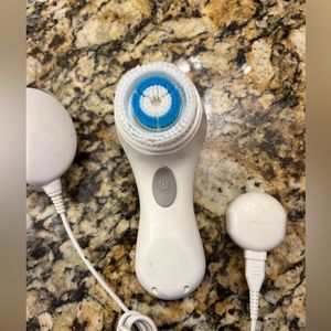Clarisonic Mia with three unused brushes.